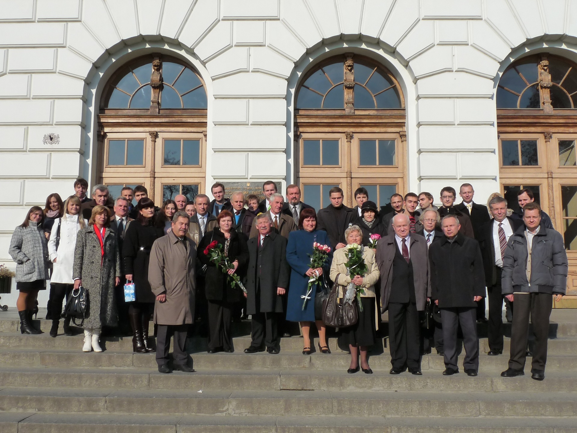 Учасники урочистого засідання перед входом до головного корпусу Національного університету "Львівська політехніка"